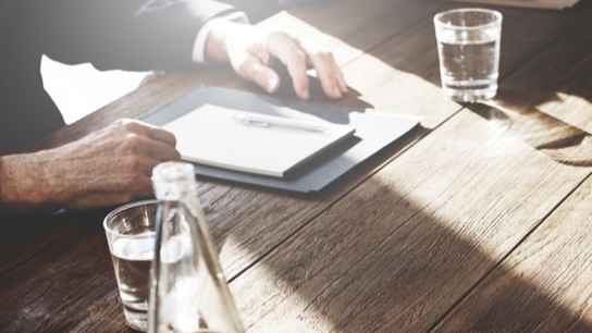 Dokument på ett bord