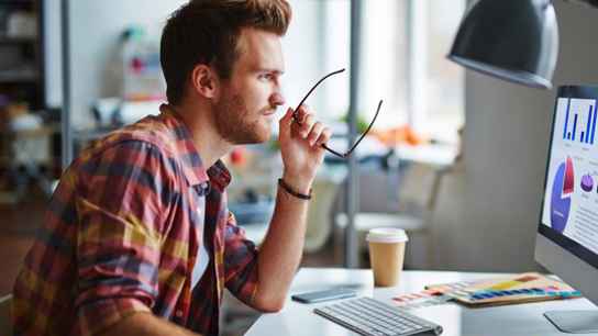 Ung man vid skrivbord