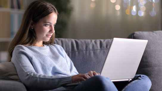 Tjej i soffa med laptop