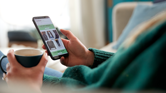 Hand som håller i mobiltelefon