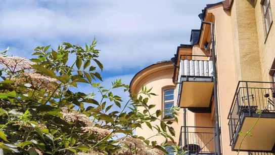 Husfasad med balkonger