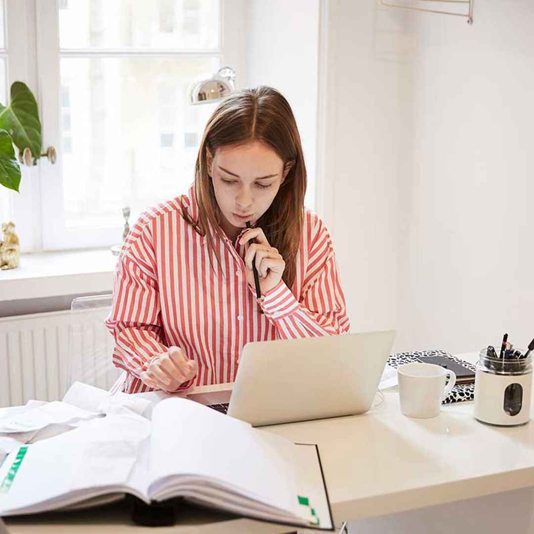 dame som sender ut inkassovarsel og trenger hjelp med inkasso 