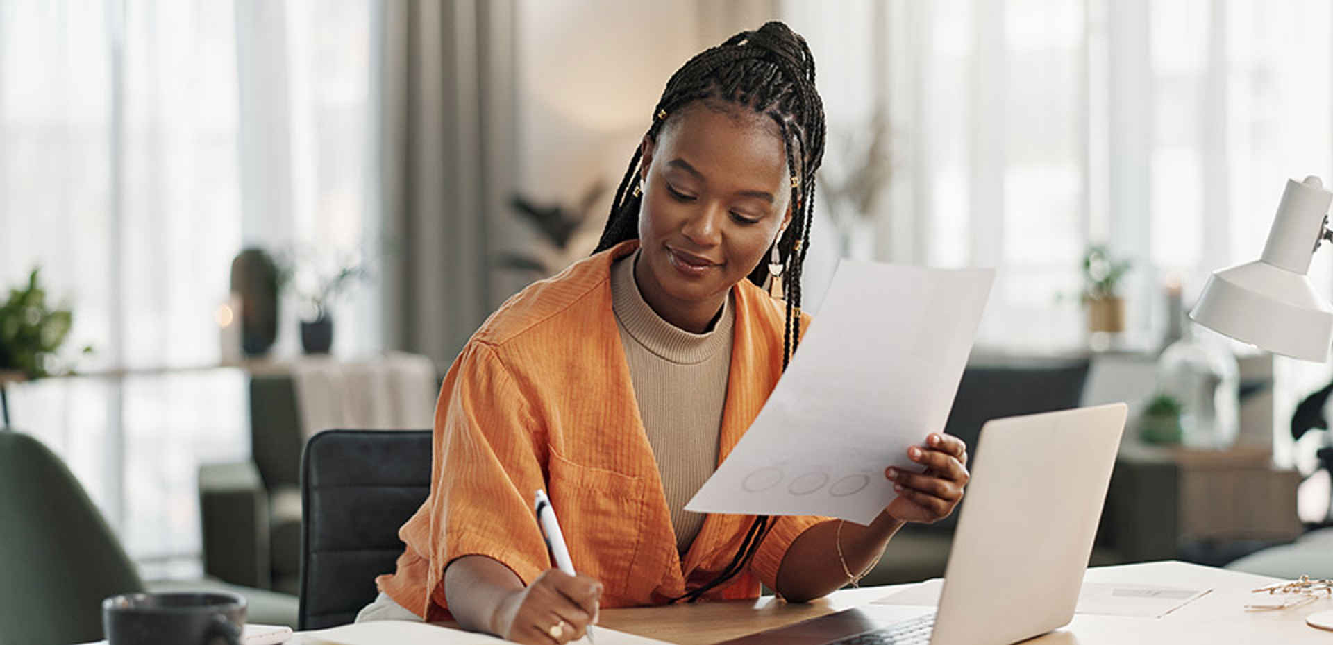 Vrouw schrijft wka-verklaring op papier