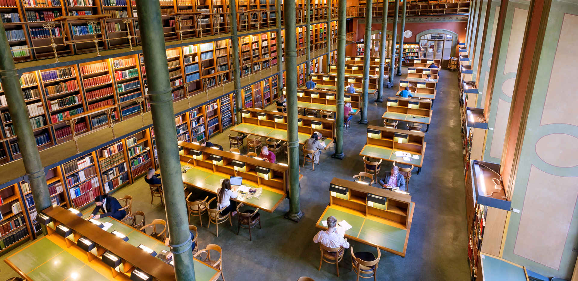 Studenter i ett bibliotek