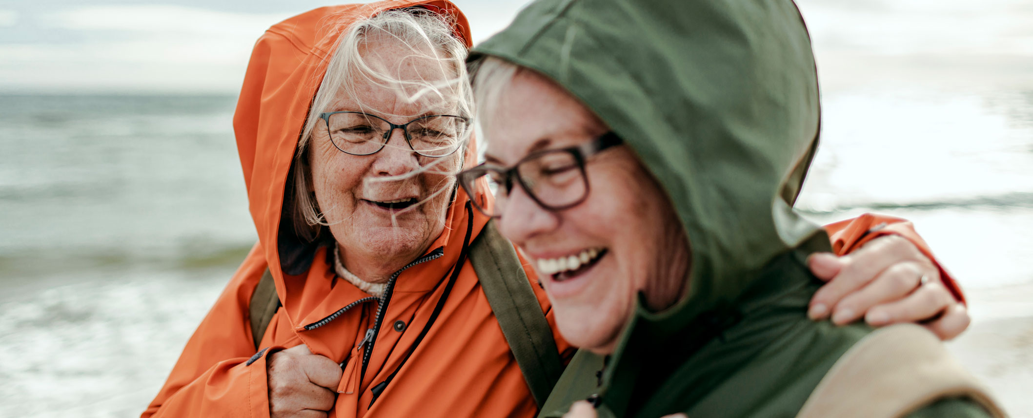 Två äldre kvinnor med glasögon i vindjackor